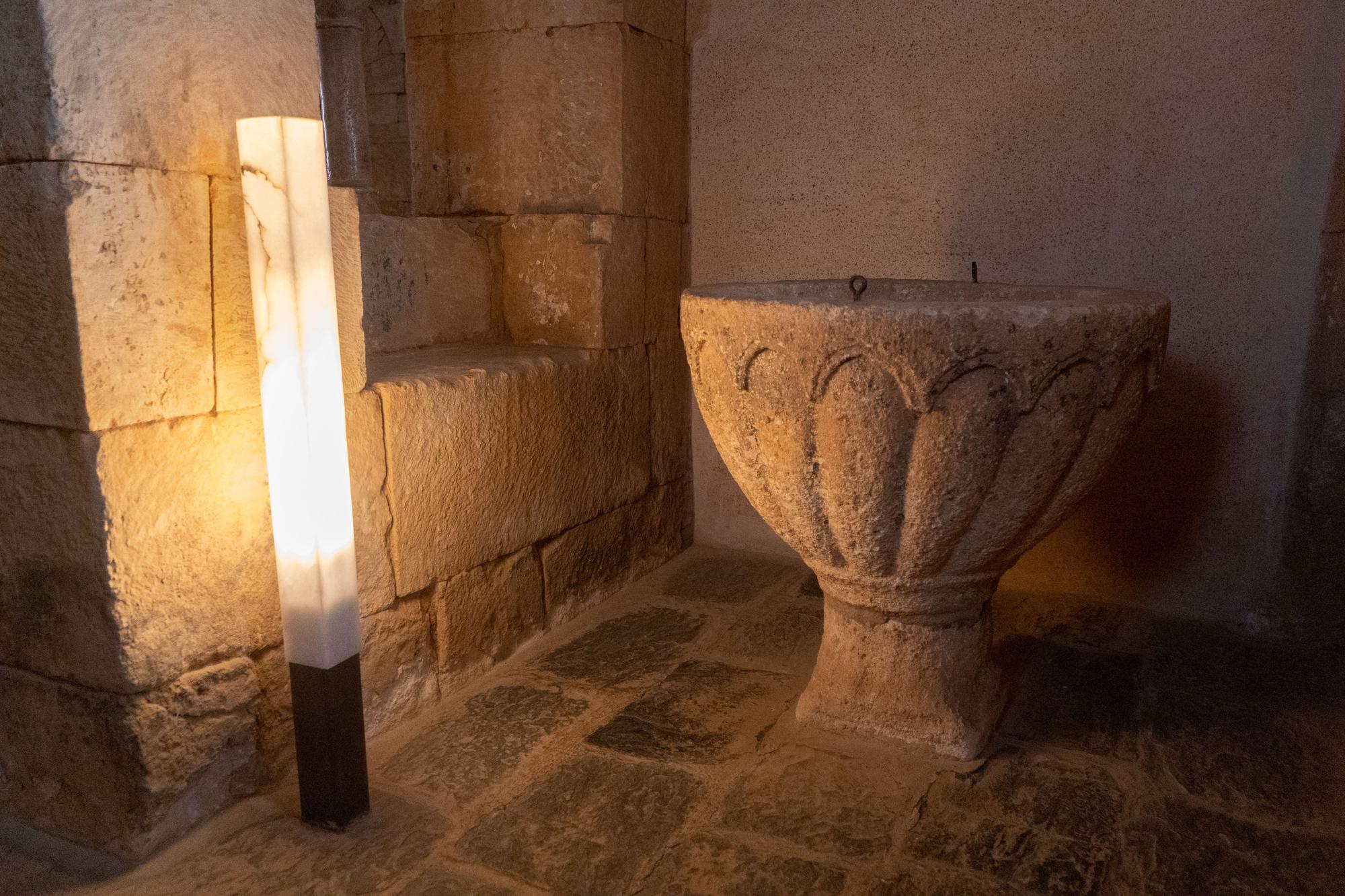 Pila bautismal y luminaria de alabastro instalada por la Fundación Iberdrola en la última intervención en el templo.