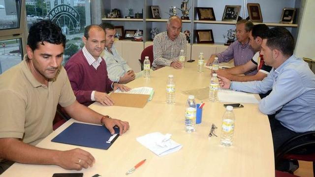 Consejo de administración celebrado en Pasarón, ayer, en el que faltaron tres de sus componentes.