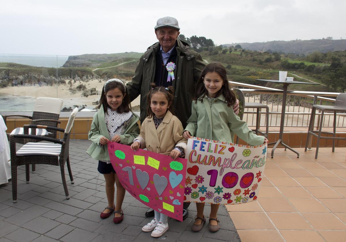 Luis Romano con sus tres bisnietas