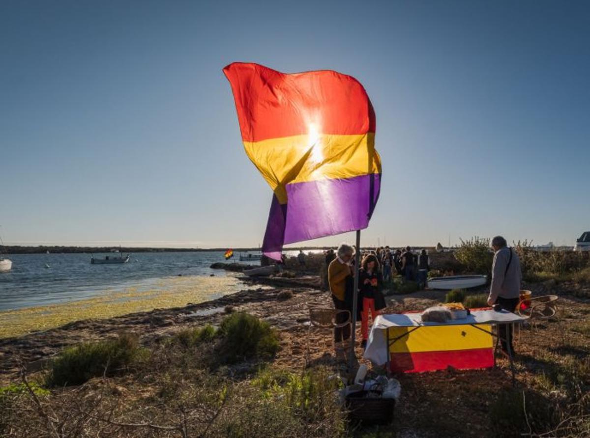 Una bandera republicana presidía el homenaje. | JAVI PAREJO