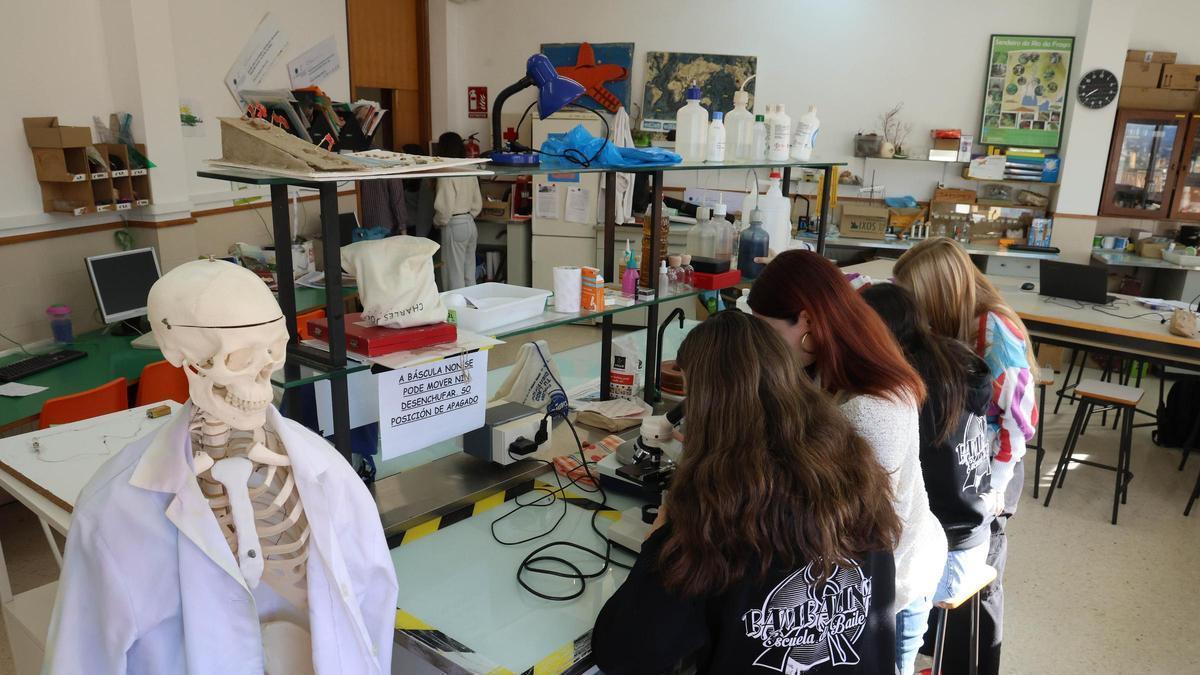 Un grupo de alumnas, en el laboratorio de su colegio.