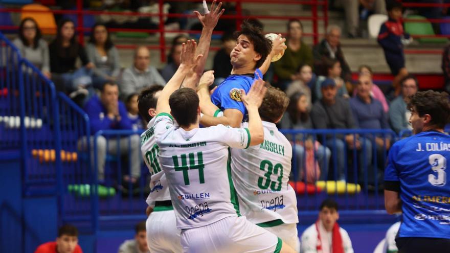 Una acción de un partido del Base Oviedo. | MARIO CANTELI