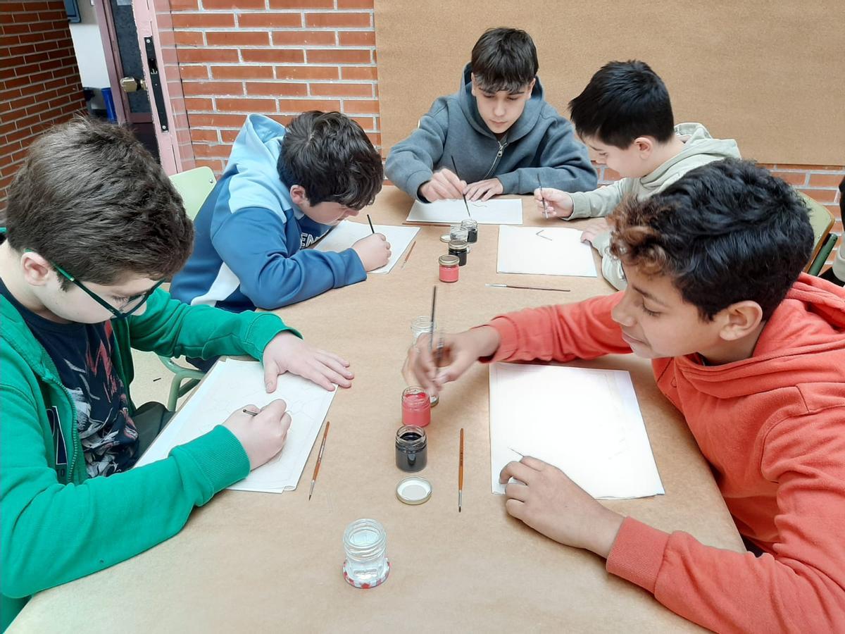 Un momento del taller de pintura