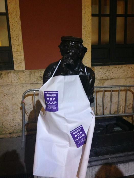 Mandiles feministas en las estatuas de Oviedo