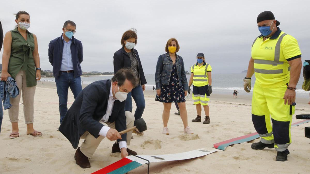 Caballero ayuda en la instalación del nuevo sistema en Samil. / Alba Villar