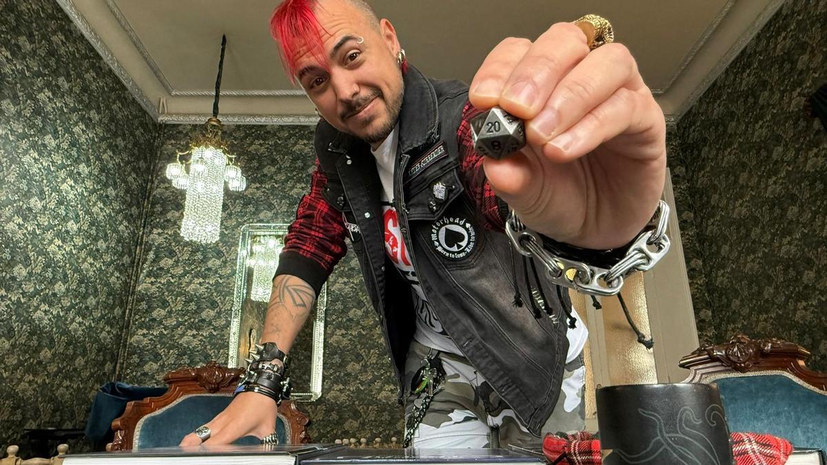 El luarqués Geni Rico vive jugando: es uno de los pocos directores de juegos de rol profesional que hay en España