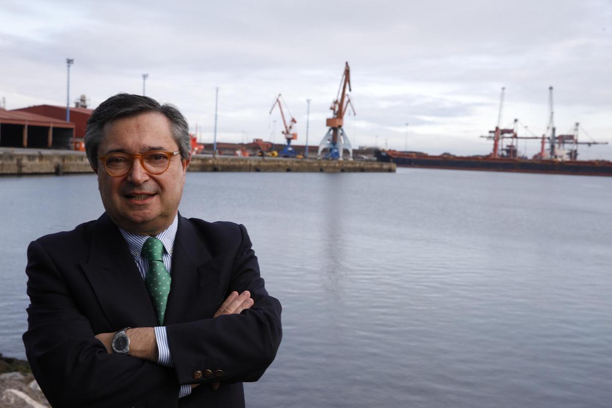 Laureano Lourido en El Musel, cuando era presidente del Puerto, con la terminal de minerales Ebhisa al fondo a la derecha.