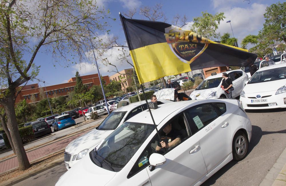 Protesta de los taxistas en Castelló contra Uber