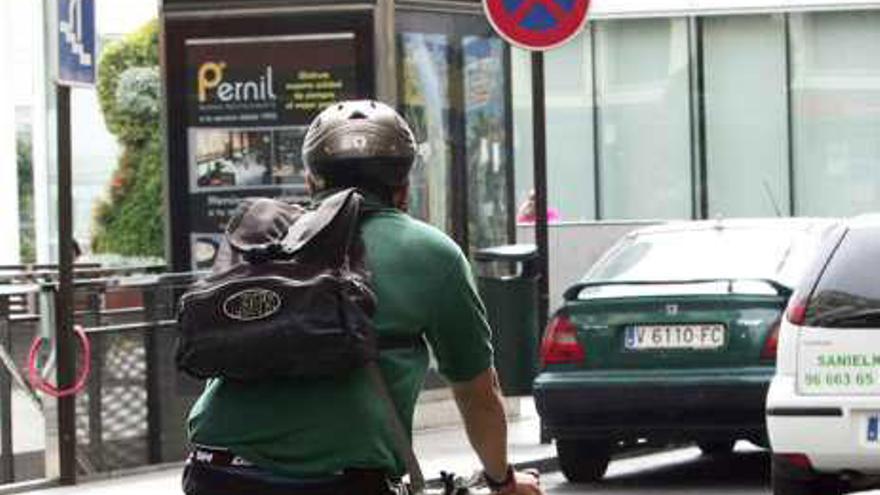 Los ciclistas se quejan de la falta de carriles.