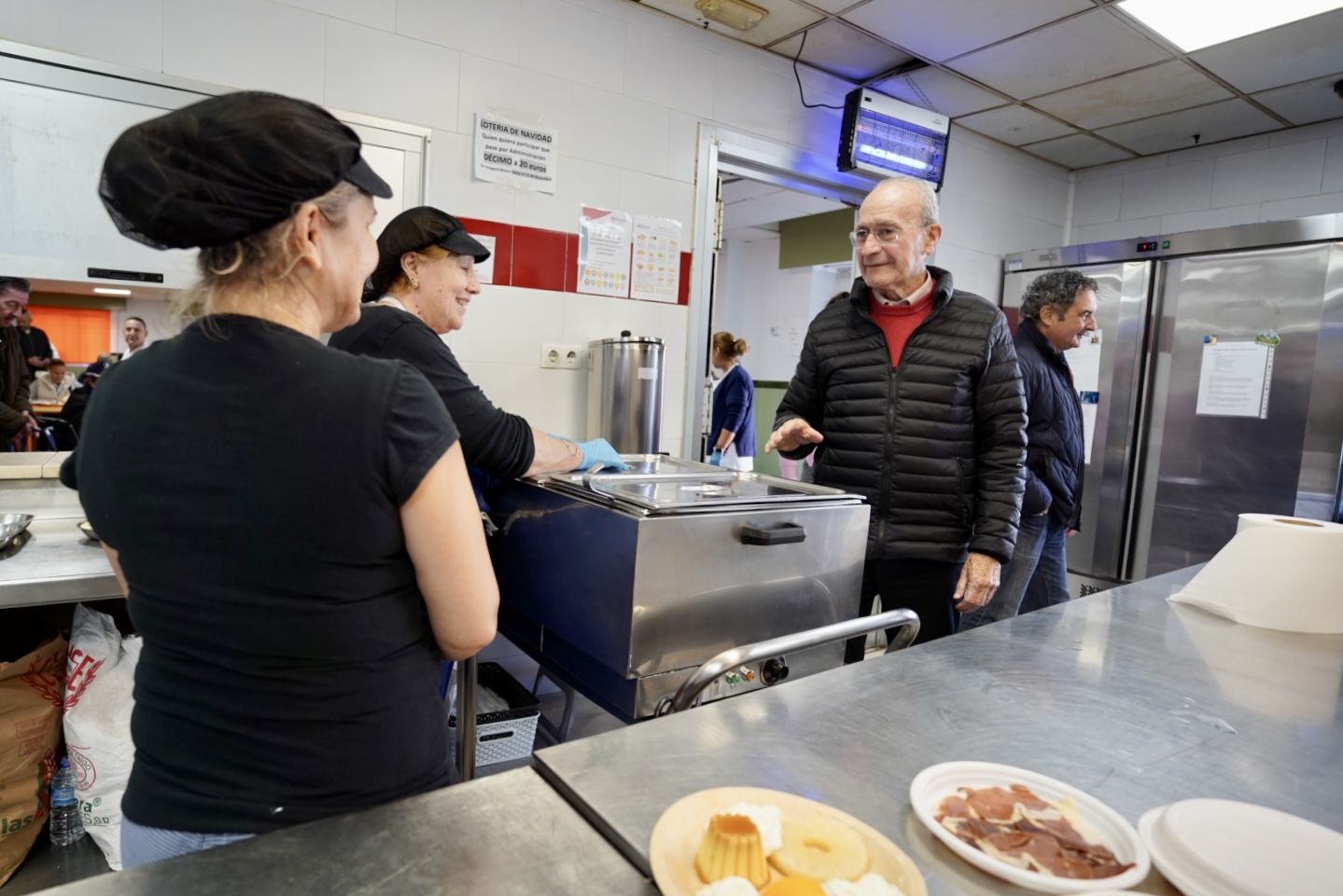 Francisco de la Torre visita los centros municipales en la Nochebuena de 2023.