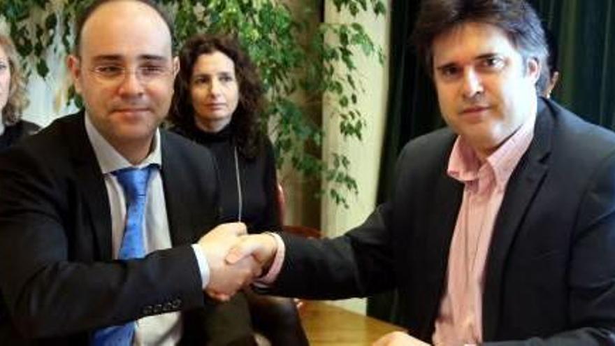 Francesc Guisset (esquerra) i Pere Vila (dreta) en la presentació del pacte de govern l&#039;any passat.