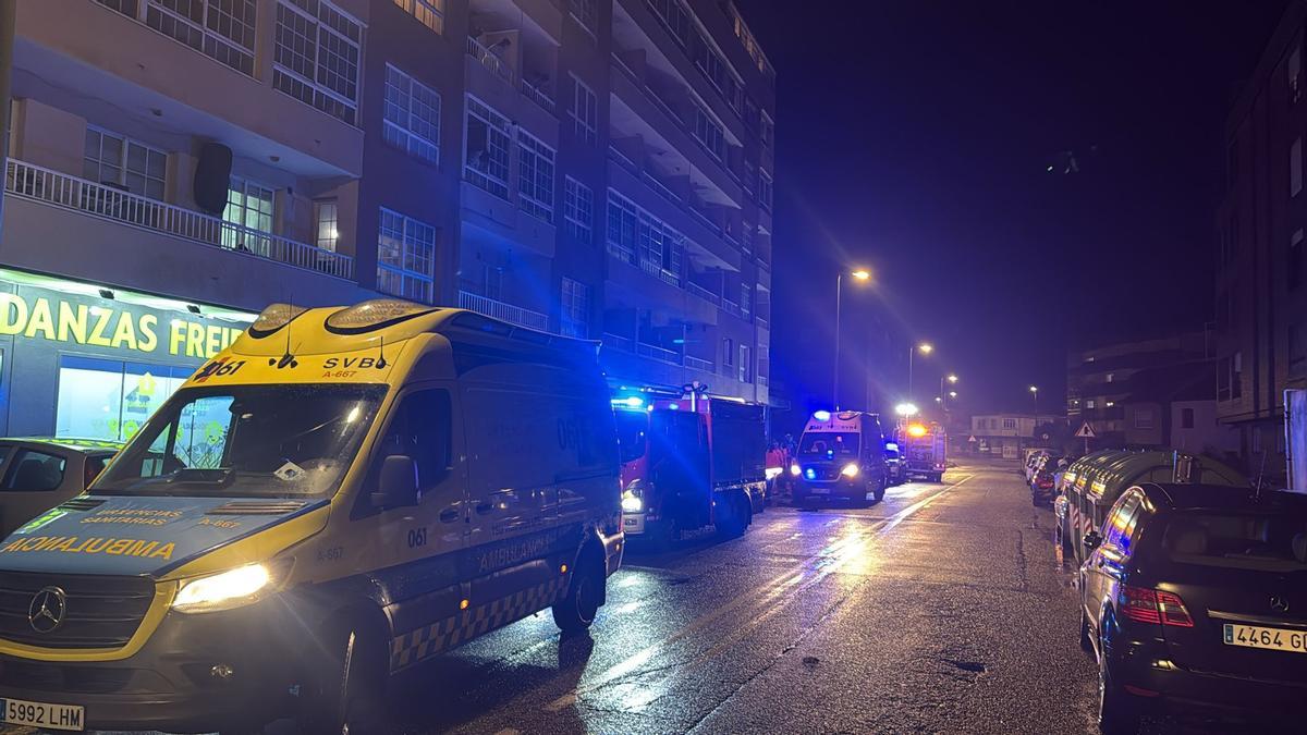 Efectivos de emergencias en la zona del incendio en la avenida de Vigo, frente al parque de Nazaret.