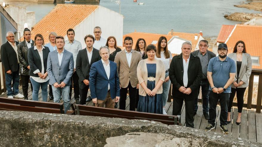 Roberto Carrero (en el centro), junto al resto de miembros de su candidatura para las municipales. |