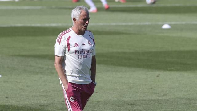 José Mourinho, durant un entrenament de pretemporada a Valdebebas. | VÍCTOR LERENA / EFE