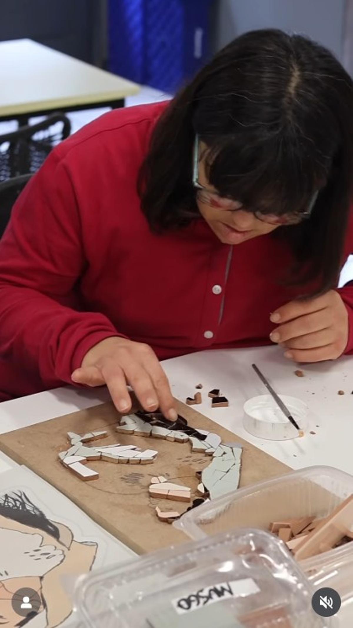 Muntatge de les peces del trencadís de "Lux"