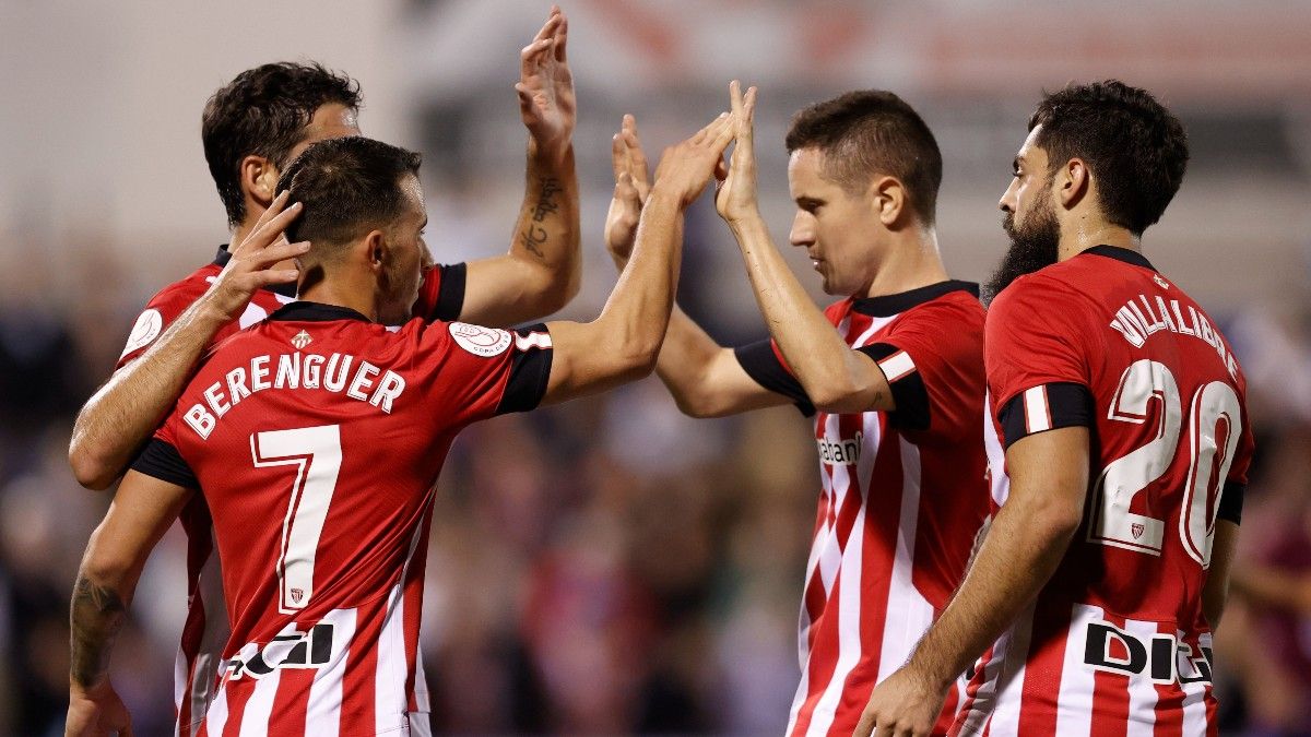 El centrocampista del Athletic Alejandro Berenguer celebra con sus compañeros el gol marcado ante el Alzira