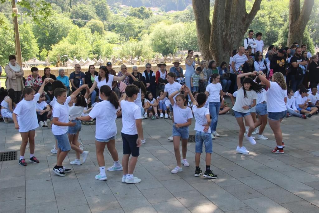 La danza llena el atrio de Darbo