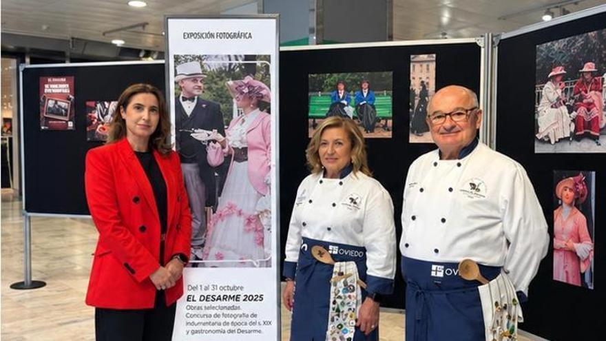 La Cofradía del Desarme de Oviedo presume en Salesas de gastronomía y trajes de época con una muestra de 40 fotografías