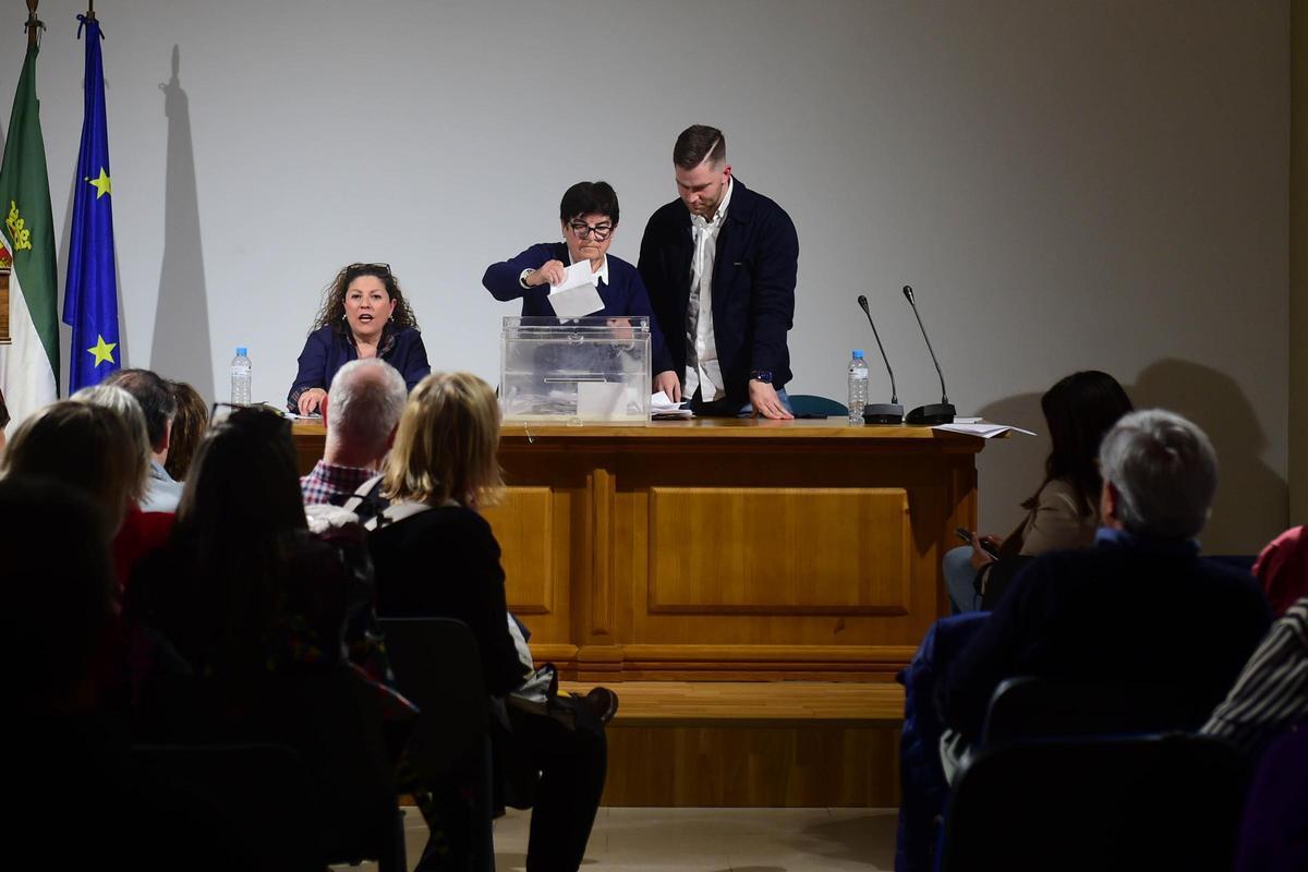 Alfredo Moreno repite por siete votos como secretario general del PSOE de Plasencia