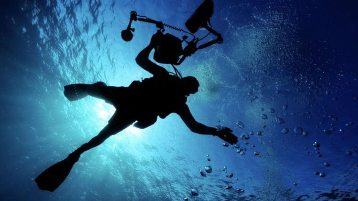 Un submarinista con su cámara durante una inmersión en las aguas del Archipiélago.