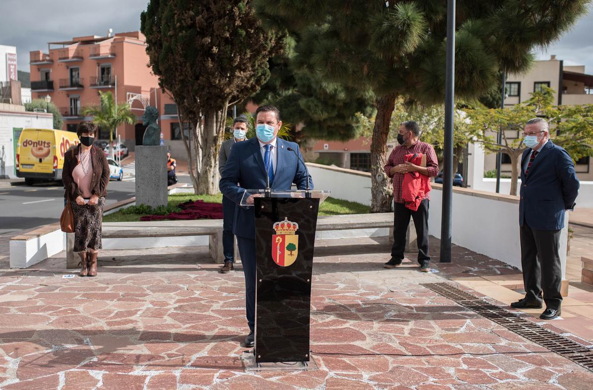 Colocación de un busto en Arona en homenaje a Antonio Domínguez Colocación de un busto en Arona en homenaje a Antonio Domínguez