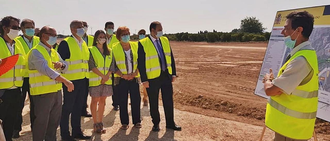 El ministro José Luis Ábalos, con autoridades locales, en el inicio de las obras del Enlace Sur de Oliva, donde se invierten 23 millones de euros.    | LEVANTE-EMV