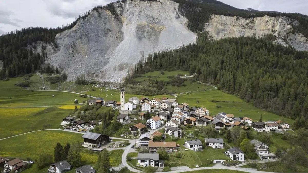 Pueblo de Suiza que ha sido evacuado por el inminente derrumbe de una montaña