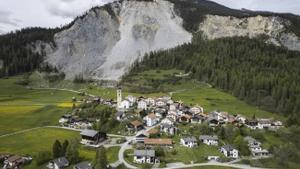 Evacuado un pueblo de Suiza por el inminente derrumbe de una montaña
