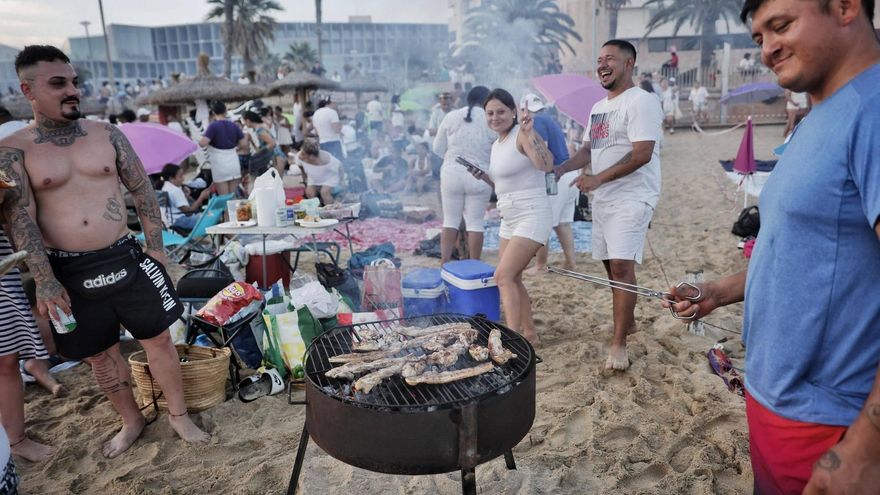 Grillen am Strand, Feuerteufel, nächtliches Bad im Meer: So feierte Palma die Nit de Sant Joan
