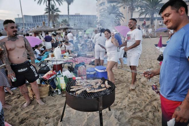 Grillen am Strand, Feuerteufel, nächtliches Bad im Meer: So feierte Palma 2025 die Nit de Sant Joan