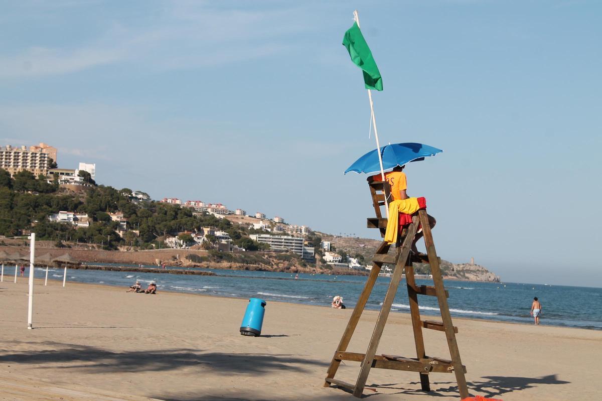 Un socorrista vigilando en la playa l'Almadrava durante la temporada con el servicio activo.