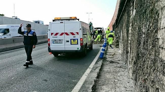 Retenciones en la Avenida Marítima por la caída de un muro