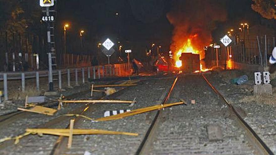 Fuego y destrozos en las vías en otoño de 2017.