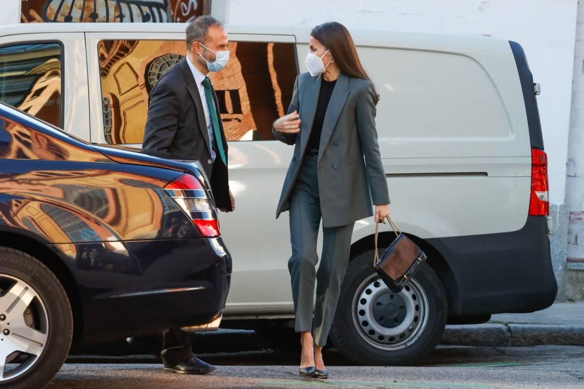 La reina Letizia visita el Campus de Google con traje chaqueta de Bimba y Lola