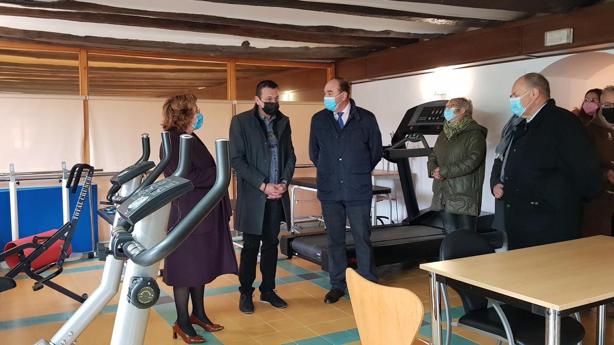 La consejera de Ciudadanía, María Victoria Broto (izquierda), esta mañana en la visita al centro social de Gea de Albarracín.