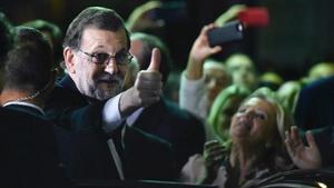 El presidente del Gobierno, Mariano Rajoy, a la salida del Congreso tras ser investido por segunda vez.