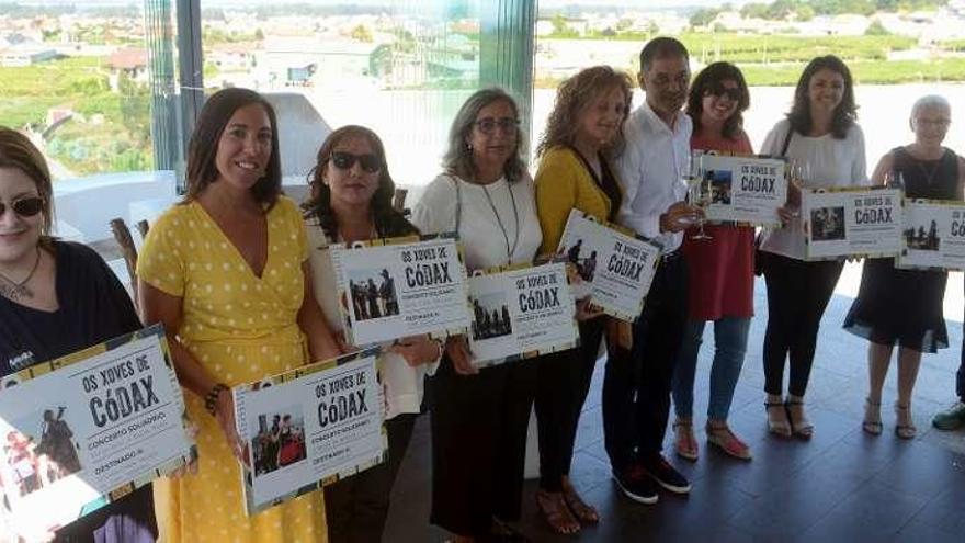 Representantes de las asociaciones y de la cooperativa, ayer en Vilariño. // Noé Parga