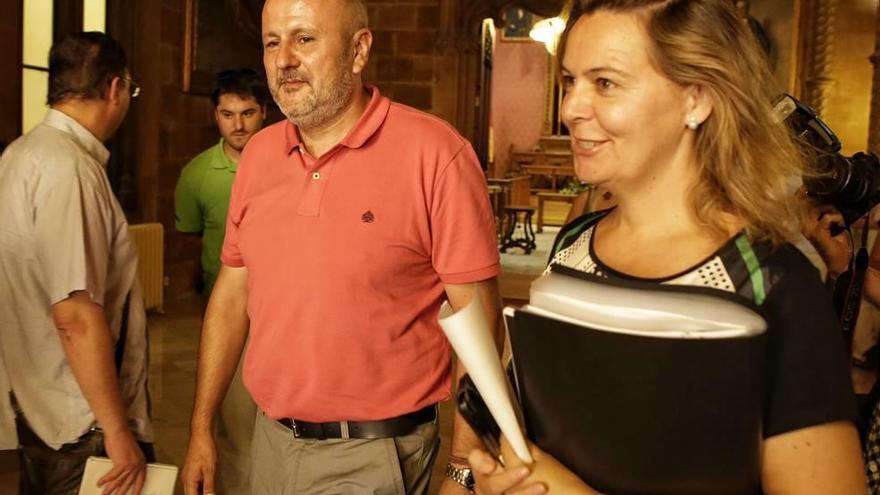 El presidente entrante, Miquel Ensenyat, con la ya expresidenta María Salom realizando el traspaso de poderes.