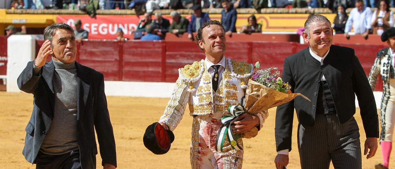 Victorino Martín -a la izquierda- junto al  diestro Antonio Ferrera y el mayoral de la ganadería, Félix Majada, hace una semana en Olivenza