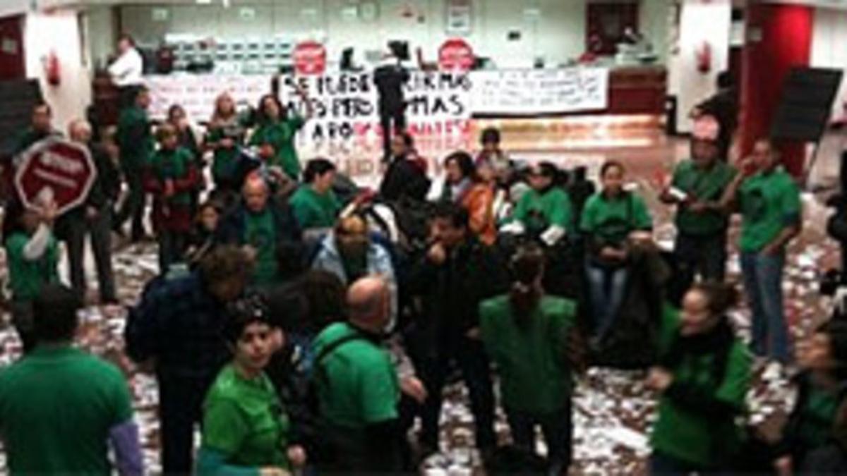 Miembros de la PAH, en la central del Banco Popular, en Barcelona, este jueves.