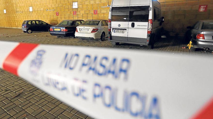 Aparcamiento de Sevilla donde se encontraba el vehículo con el cadáver de la mujer.