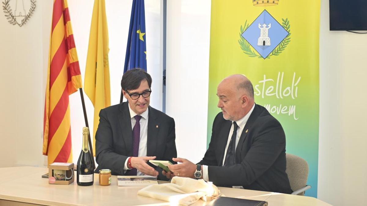 El president de la Generalitat de Catalunya, Salvador Illa, i l'alcalde de Castellolí, Joan Serra