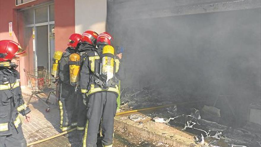 Sesenta vecinos evacuados de sus casas tras arder un casal en Onda