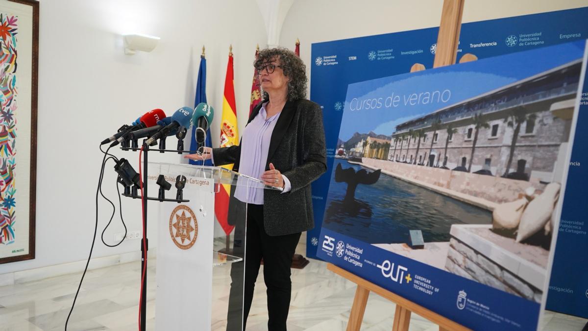 La rectora de la UPCT, Beatriz Miguel, durante la presentación de los cursos.