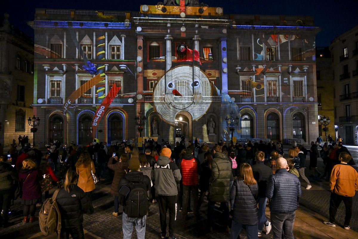 El pesebre tecnológico de Sant Jaume ya luce en la fachada del ayuntamiento