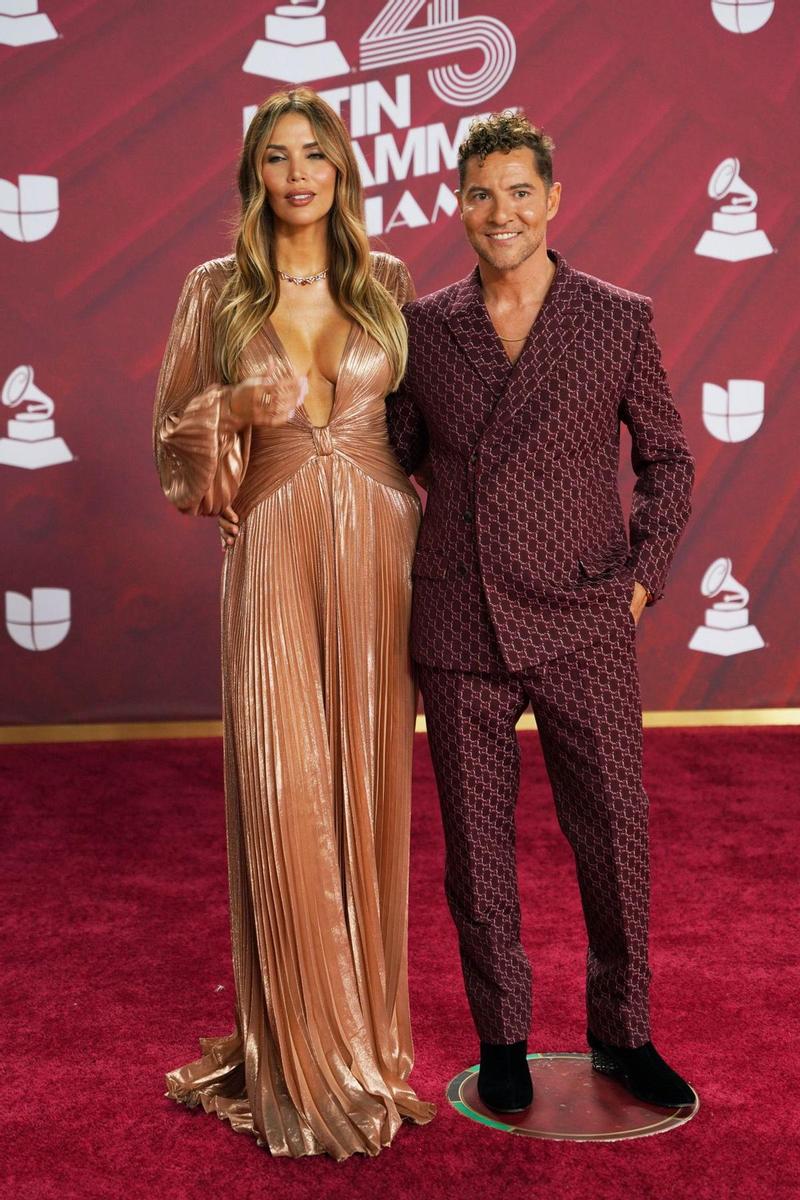 David Bisbal junto a su pareja Rosanna Zanetti en la alfombra roja