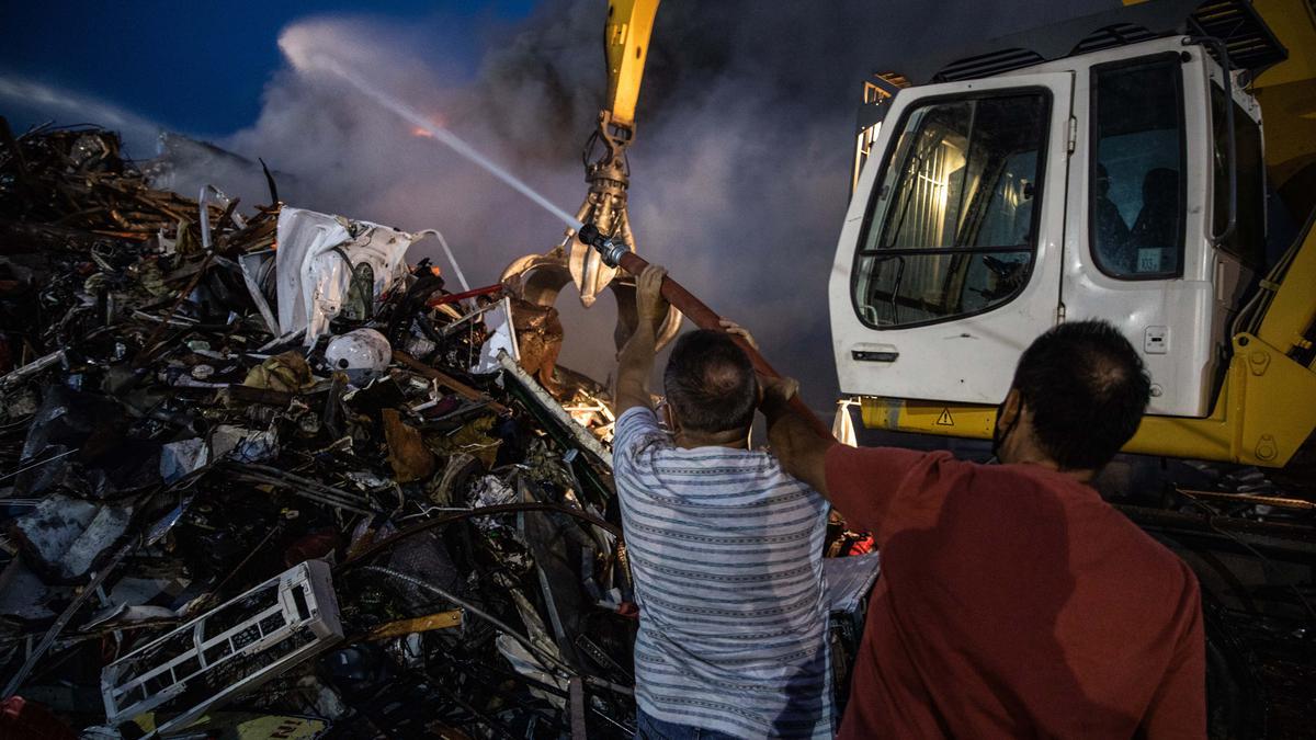 Declarado un fuego en el desguace de Ca Na Negreta