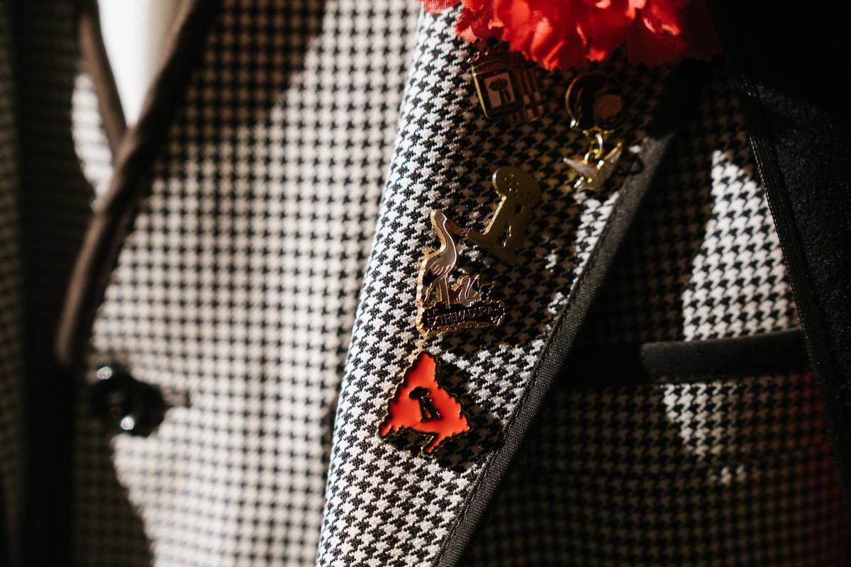 Bancario de profesión, se crió en el céntrico barrio de Palacio, junto a la calle Leganitos.