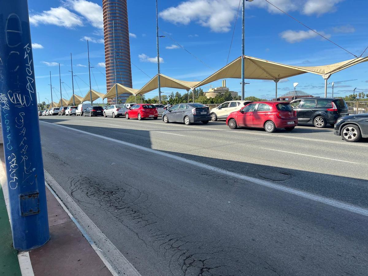 Desperfectos en la calzada del Puente del Cachorro de Sevilla por el temporal