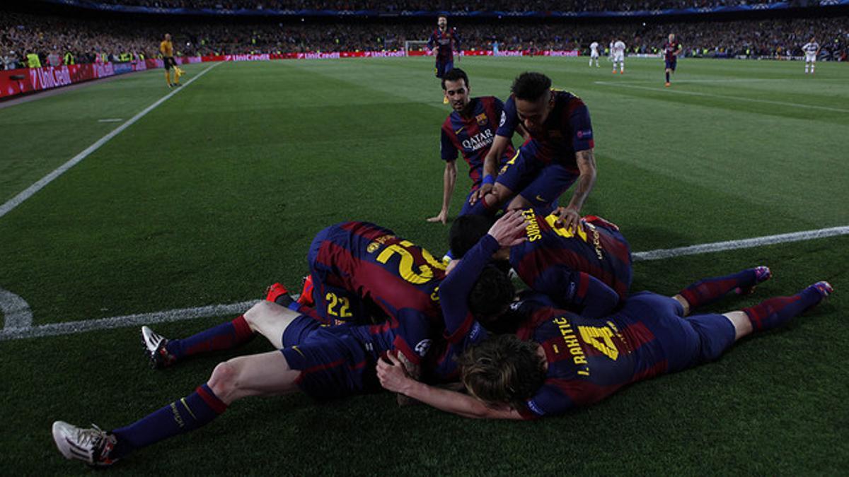 Los jugadores del Barça felicitan a Messi, tumbado sobre el césped, tras uno de sus dos goles ante el Bayern en el Camp Nou